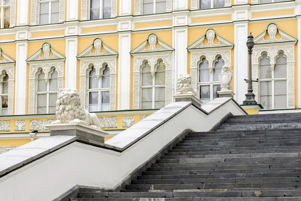 Элементы фасада Большого Кремлевского дворца в Москве. Ru — стоковое фото