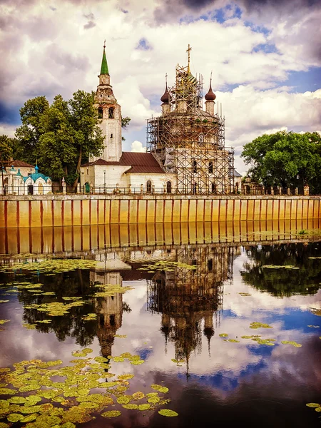 Iglesia Ortodoxa con el reflejo en el agua — Foto de Stock