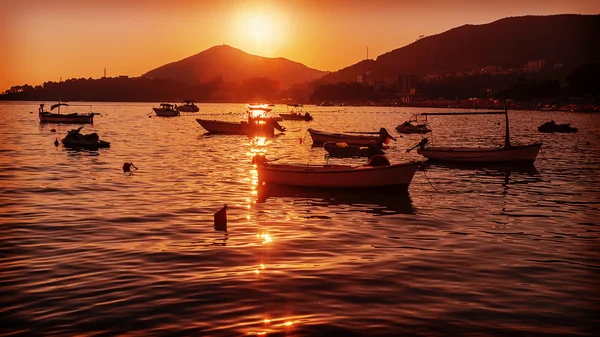 Човен на пляжі в годину заходу сонця — стокове фото