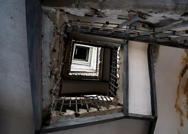 Παλιά κιγκλίδωμα στα σκαλιά του ένα εγκαταλελειμμένο σπίτι — Φωτογραφία Αρχείου