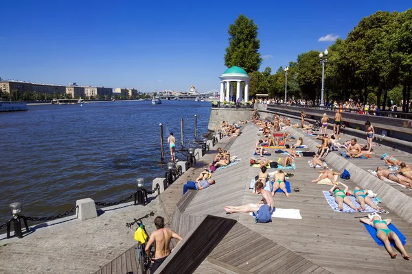 Moskau, russland-juli 4: olivenstrand im gorki park am ufer des lizenzfreie Stockfotos