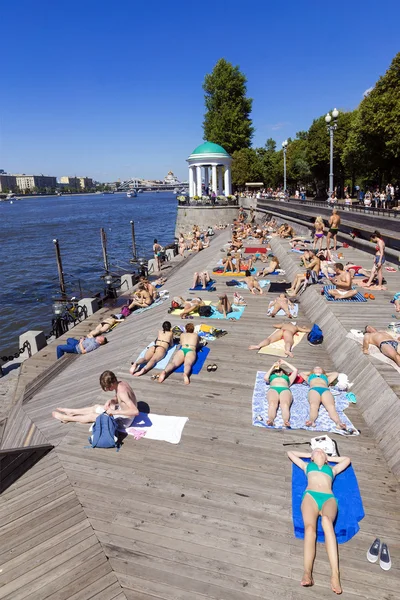 Moskau, russland-juli 4: olivenstrand im gorki park am ufer des Stockbild