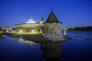Kremlin Pskov (gece görünümü)