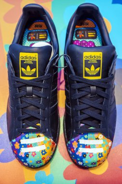 Moskova, Rusya - 23 Ağustos: Adidas Originals ayakkabı ayakkabı sto