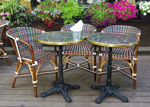 Tables et chaises dans un café d'été — Photo
