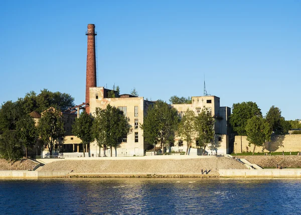 Ancienne usine abandonnée sur les rives de la rivière — Photo