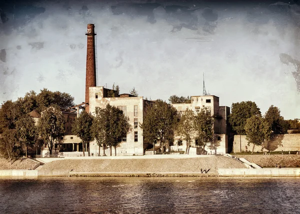 Vecchia fabbrica abbandonata sulle rive del fiume — Foto Stock