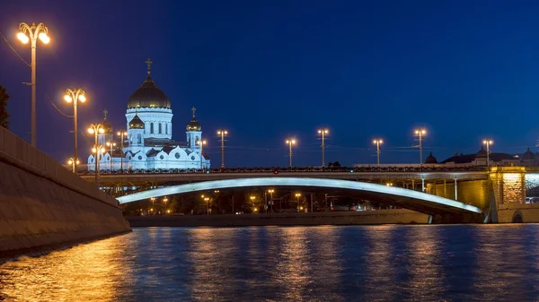 大きな石造りの橋と Mos の救世主キリスト大聖堂 — ストック写真