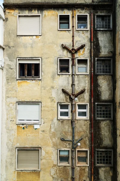 Τοίχο του ένα παλιό κτήριο με σωλήνες — Φωτογραφία Αρχείου