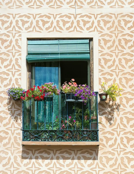 Varanda velha com flores — Fotografia de Stock