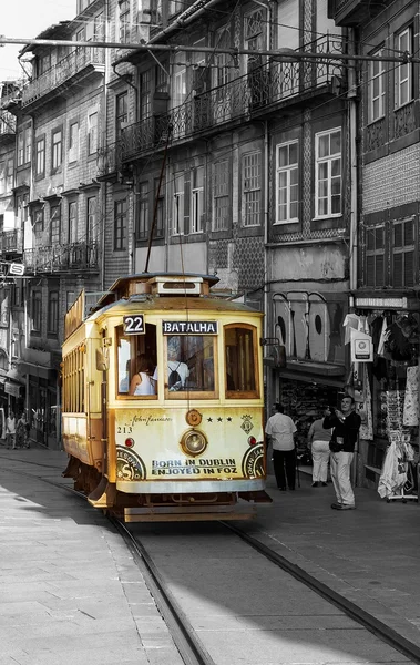 Portugal, porto - 7. september: die alte historische strassenbahn auf por — Stockfoto