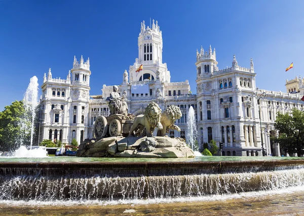 Cibeles Fountain - a fountain in the square of the same name in — Stock Photo, Image