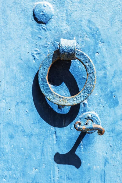 Vintage iron handle on old door — Stock Photo, Image