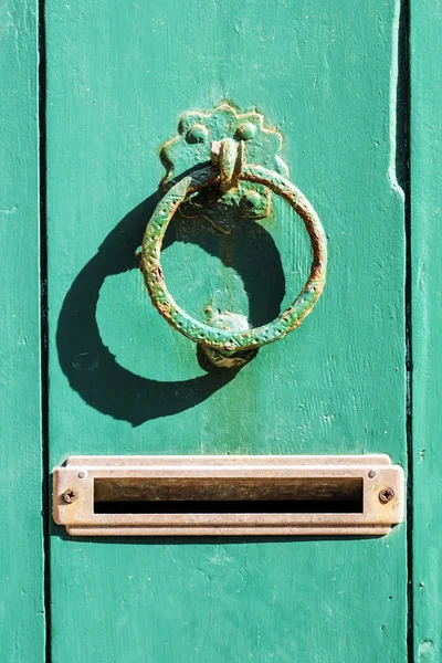 Vintage iron handle on old door — Stock Photo, Image