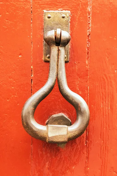 Vintage iron handle on old door — Stock Photo, Image