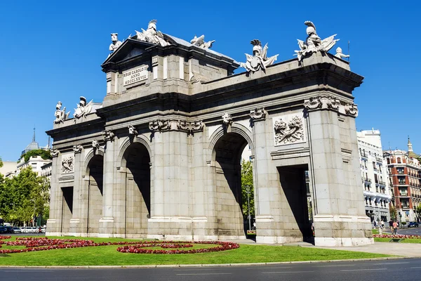 Puerta de Alcala jest pomnik w Plaza de la Independen — Zdjęcie stockowe