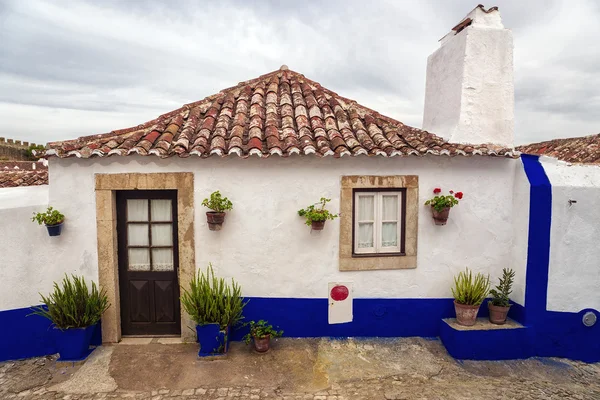 Alte straße in obidos, portugal Stockbild