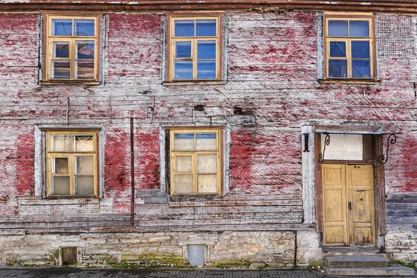 Fachada de uma antiga casa de madeira abandonada — Fotografia de Stock