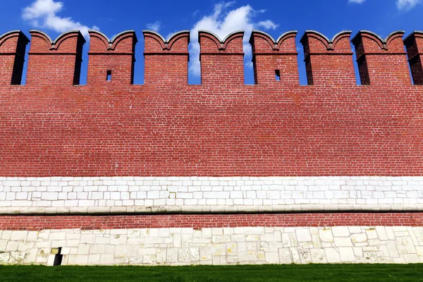 Röd Kreml väggen i staden Tula, Ryssland — Stockfoto