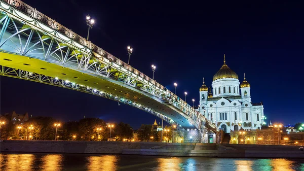 Собор Христа Спасителя и Патриарший мост в Моско — стоковое фото