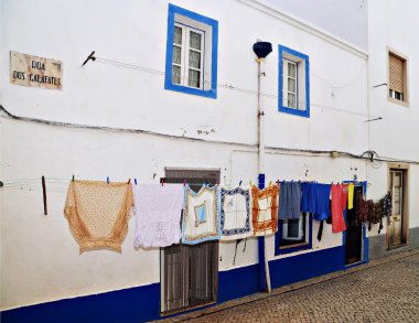 Portekiz bir sokakta clothesline üzerinde kurutma Çamaşırhane