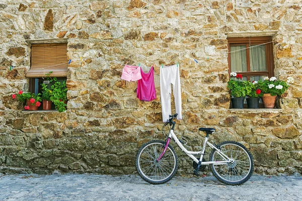 Велосипед кам'яного будинку — стокове фото