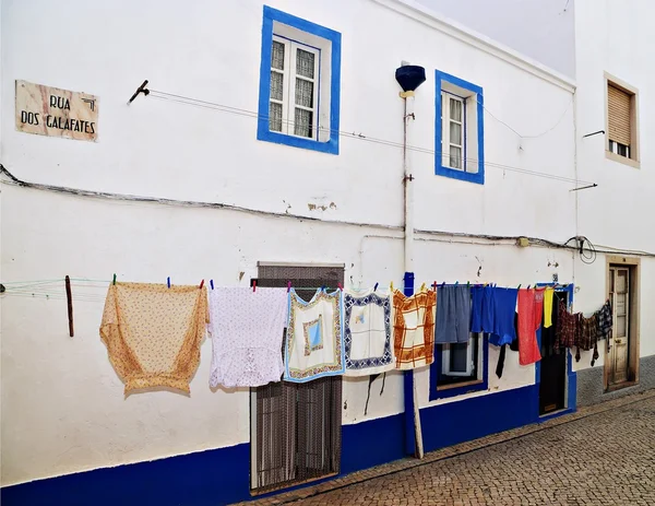 Tvätt torkar på klädstreck på en gata i Portugal — Stockfoto