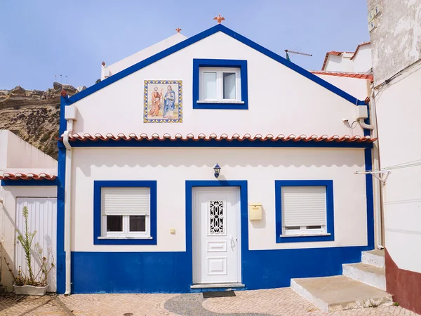 Vackert hus på gatorna i staden Nazaré i Portugal — Stockfoto