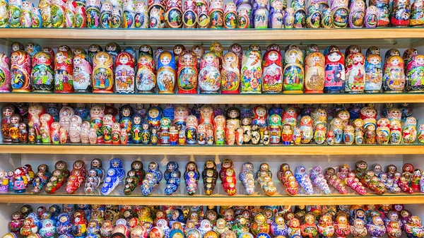 Ρωσικά σουβενίρ - ένθεσης κούκλες ποικιλία — Φωτογραφία Αρχείου