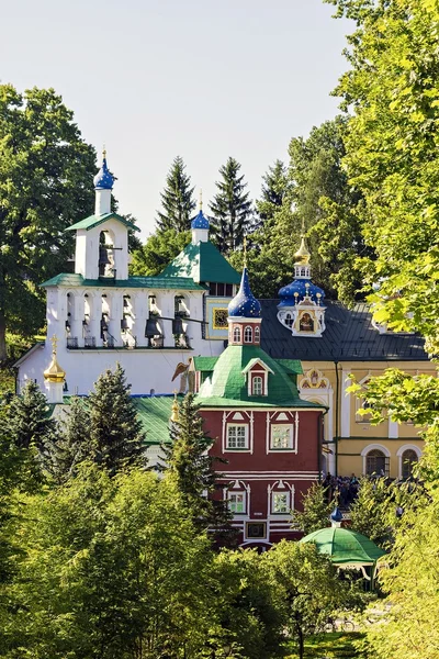 Heilige Entschlafung Pskov-Höhlen Kloster - eine der größten und beliebtesten — Stockfoto