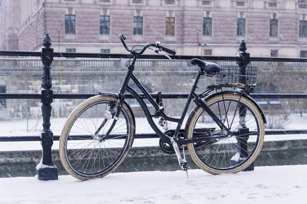 Rower na ulicy w zimie — Zdjęcie stockowe