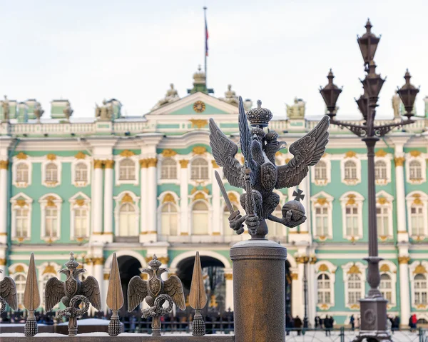 Dettagli decorazioni recinzione con la doppia testa imperiale russa — Foto Stock