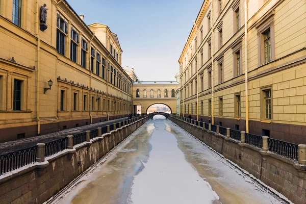 Winter Canal bridges at the State Hermitage Museum in St. Peters — Stock Photo, Image
