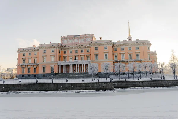 Mikhailovsky kastély a szentpétervári téli fagyos reggelen — Stock Fotó