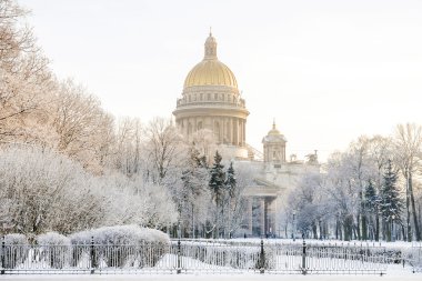 St. Isaac's Cathedral St. Petersburg'daki kış soğuk sabah