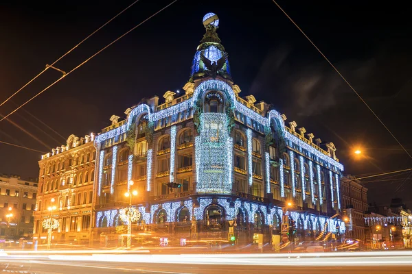 RÚSSIA, ST. PETERSBURGO - 7 DE JANEIRO: A casa "Zinger" no Nevsky no prospeto em São Petersburgo no dia 7 de janeiro de 2016 . — Fotografia de Stock