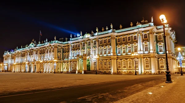 O museu estatal Hermitage em São Petersburgo um olhar noturno no — Fotografia de Stock