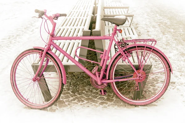 Bicicleta rosa en una calle nevada — Foto de Stock