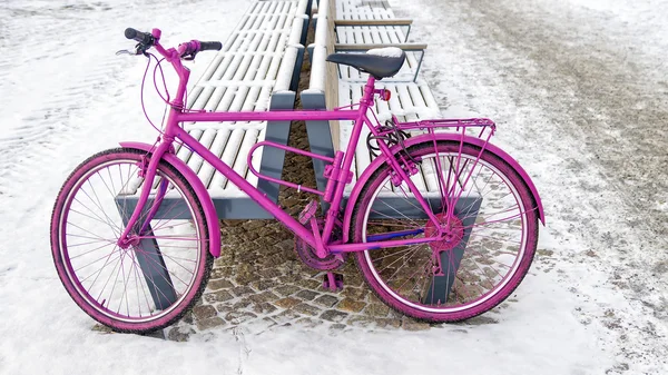 Pink bike on a snowy street — Stock Photo, Image