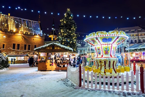 Mercatino di Natale sul municipio Squa a Tallinn — Foto Stock