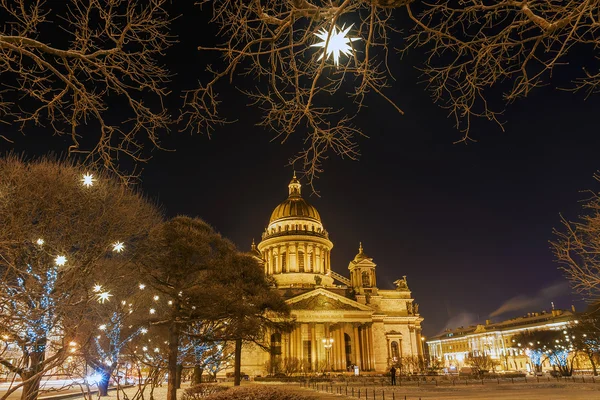 Catedral de San Isaac en San Petersburgo en la Navidad illumin — Foto de Stock