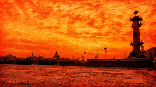 Зимний закат над дворцовым мостом в Санкт-Петербурге — стоковое фото