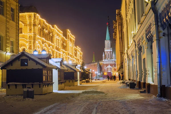 Calle Nikolskaya por la noche en Moscú. Vista de la Plaza Roja en — Foto de Stock