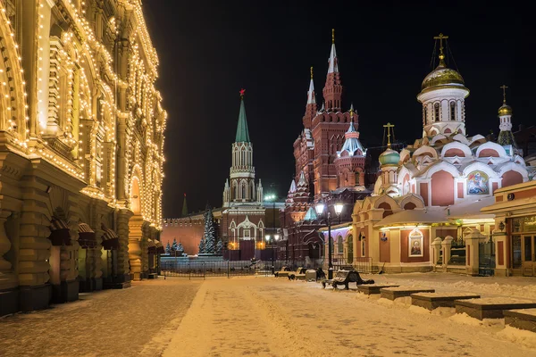 Nikolskaya Street v noci v Moskvě. Pohled na Rudém náměstí v — Stock fotografie