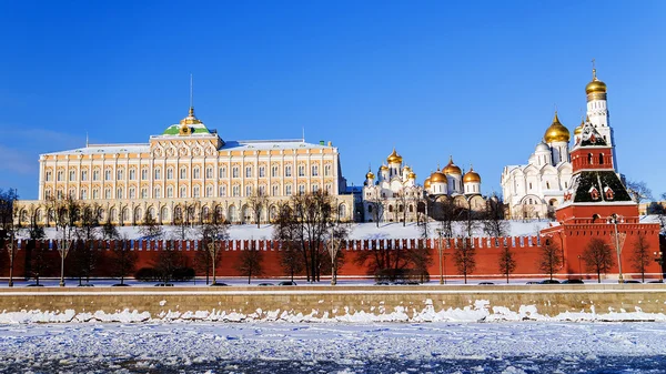 Das architektonische Ensemble des Moskauer Kreml an einem frostigen Sieg — Stockfoto