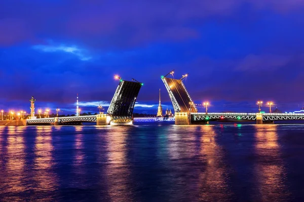 Noites Brancas em São Petersburgo. Ponte do Palácio Divorciado — Fotografia de Stock