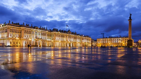 Bílé noci v Petrohradě. Palácové náměstí — Stock fotografie