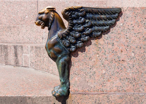 Sculpture du griffon sur le remblai de la rivière Neva dans la ville — Photo