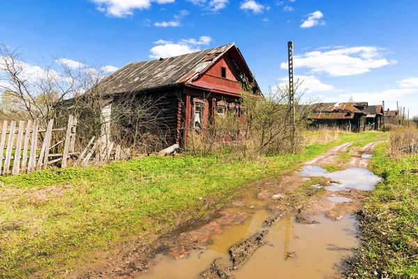 Vila abandonada russa na primavera — Fotografia de Stock