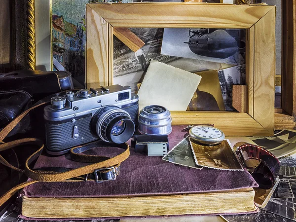 Композиция старинных предметов на фоне старой фотогры — стоковое фото